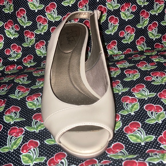 Size 8 1/2 beige, Life Stride peep toe heels. Look just like new - Picture 4 of 6